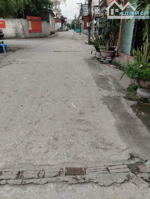 SỐC , HƯƠNG MẠC ,ĐƯỜNG Ô TÔ ĐỖ  CỬA  NHÀ C4  LÔ ÁP GÓC 80M2 -7M - 1X TỶ - 2
