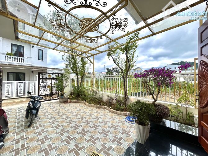 Bán căn biệt thự Đà Lạt siêu đẹp, Sang trọng, Mới 100%. Ngang 15m x 15m, giá chỉ 9.9 Tỷ TL - 1