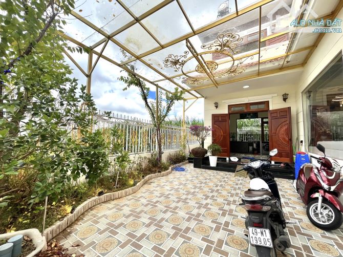 Bán căn biệt thự Đà Lạt siêu đẹp, Sang trọng, Mới 100%. Ngang 15m x 15m, giá chỉ 9.9 Tỷ TL - 7
