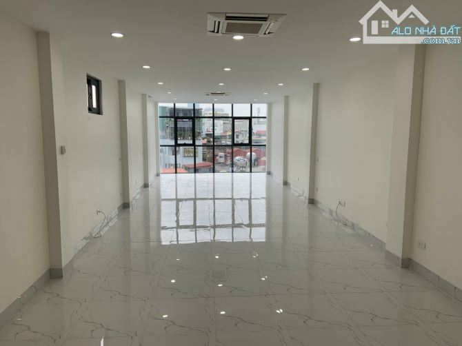 Cho thuê văn phòng mới cứng 90m2 phố Xã Đàn, giá chỉ 15 triệu.