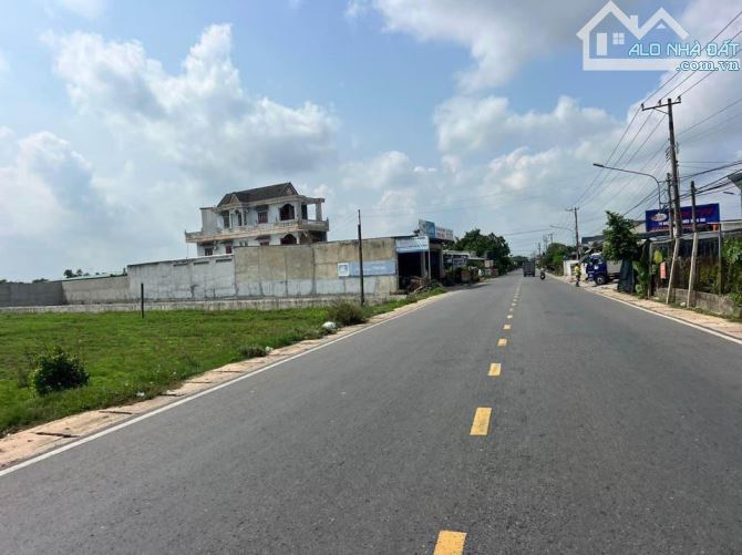 chủ gửi bán lô đất mặt tiền  461m2 giá 2 tỷ gần chợ gọi cho em xem đất