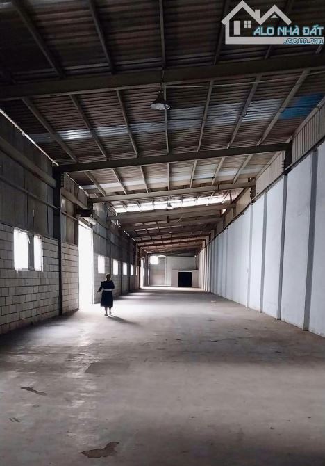 2.400m2. Kho Lê Thị Riêng .Đầy đủ : văn phòng, bãi xe....Cont 24/7. 140 triệu/tháng. - 1