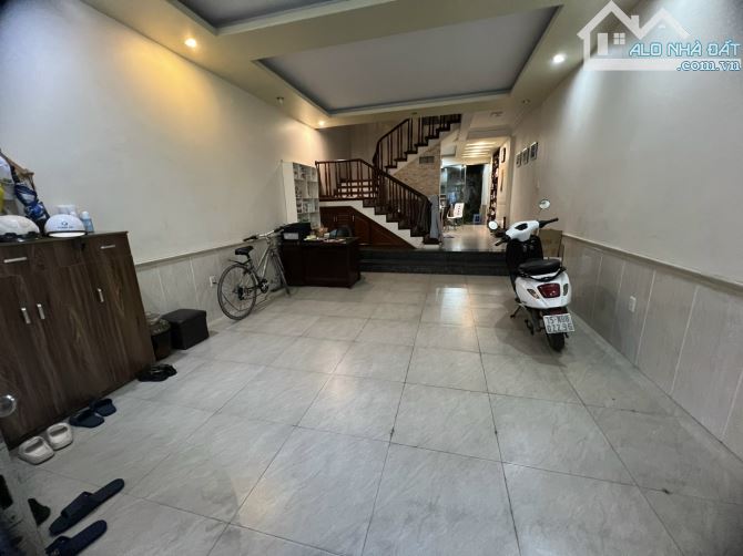 Nhà dân 100m x 4 tầng Trần Nguyên Hãn. Giá 8.6 tỷ.