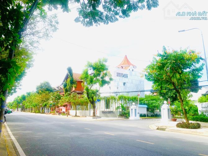 Bán Nhà Mặt Tiền Đường Nguyễn Văn Hưởng,Thảo Điền,Quận 2 DT:100m2(5,6mx17m) Trệt 4 Lầu - 5