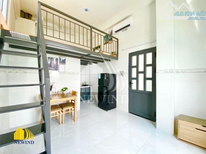 Cho thuê căn duplex 35m2 gác cao, cửa sổ lớn hướng ra mặt tiền. Gần cầu Tân thuận, cầu phú