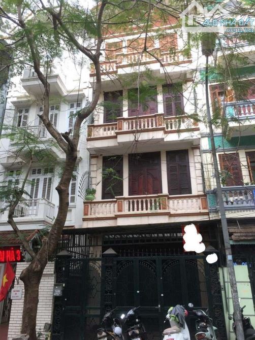 Cho thuê nhà ngõ 158 phố Nguyễn Khánh Toàn. Diện tích 80m2 x 4 tầng, Mặt tiền 5m, đường 8m