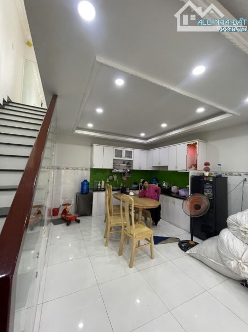 bán nhà bình tân dưới 4 tỷ .HẺM XE TẢI.MỚI ĐẸP.TĂNG TOÀN BỘ NỘI THẤT.GIÁ CHỈ 4.X TỶ - 1