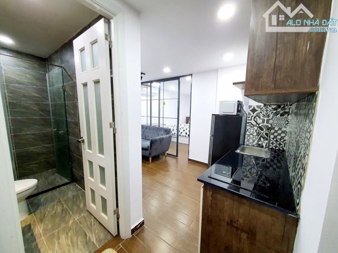 Cho thuê căn hộ 1 phòng ngủ tách bếp có cửa sổ trên đường Nguyễn Trãi, Q1 - 4