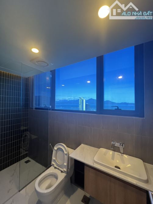 Bán gấp căn hộ Risemount căn góc 2 phòng ngủ view 360 độ tầng cao 69m2 giá 5.x tỷ - 8