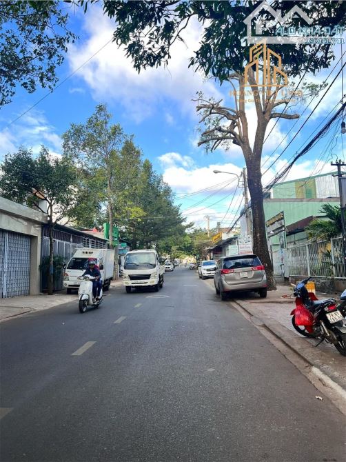 BÁN NHÀ MẶT TIỀN NGUYỄN KHUYẾN. DT:5x20M. GIÁ: 4,9 TỶ