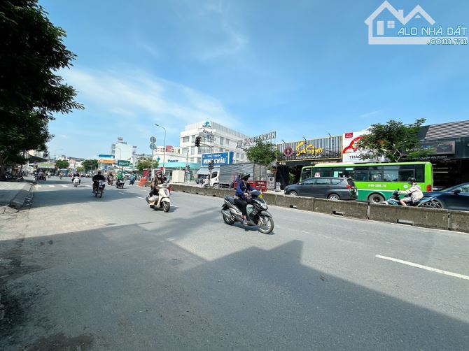 Biệt thự 3 lầu mái Thái khu VIP 2 mặt tiền Nguyễn Oanh ngang 8m 176m2 tặng nội thất 28 tỷ. - 2