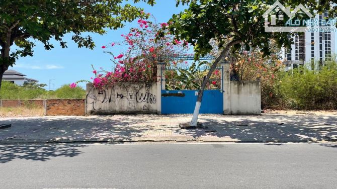 Bán đất biệt thự lô 201 đường Phạm Văn Đồng, phường Vĩnh Hoà, Nha Trang  265,4m2  65trđ/m2