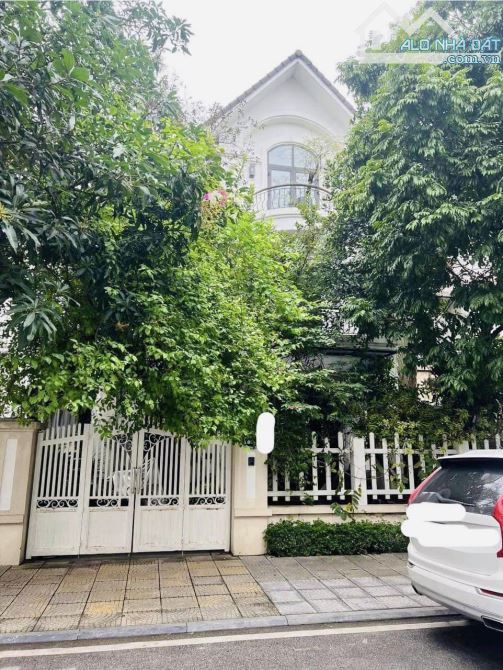 Bán Biệt thự Anh Đào Vinhomes Riverside 257m2 x 3 tầng, MT 10.7m. Lô Góc An Ninh Tuyệt Đối