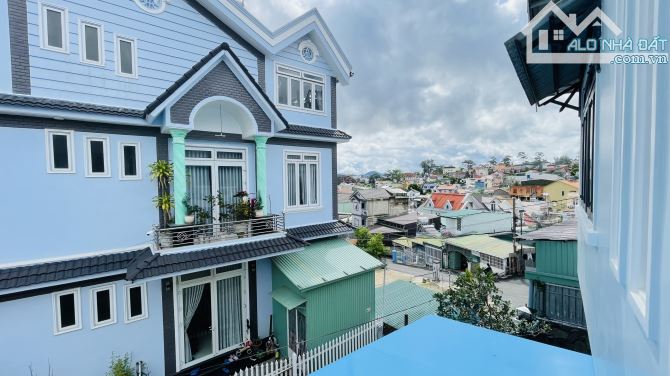 Bán Villa 3 Mặt tiền đường, có gara đậu oto trong sân cách Hồ Xuân Hương 1km