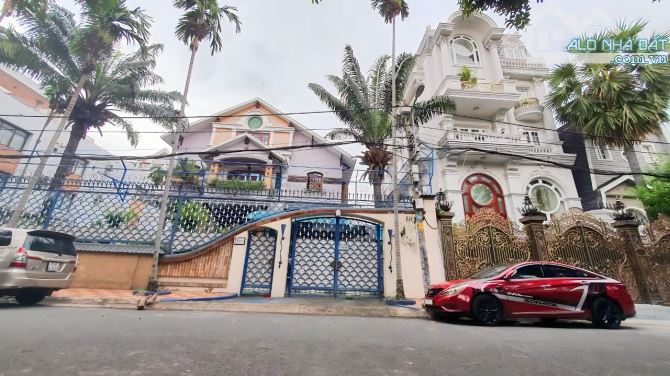 Bán biệt thự Pháp cực đẹp đường Nguyễn Văn Mai, P8, Q3, DT 10x23m, 2 lầu, giá 33.5 tỷ