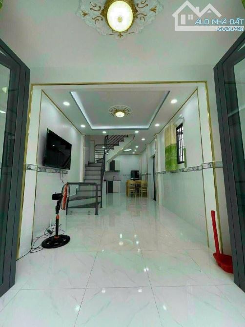 Nhà đẹp ở ngay Tân Hòa Đông, 18 m2, 2 PN 2 WC, xe hơi đậu trước nhà