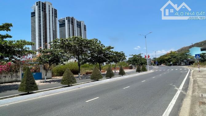 Bán đất biệt thự lô 201 đường Phạm Văn Đồng, phường Vĩnh Hoà, Nha Trang  265,4m2  65trđ/m2 - 2