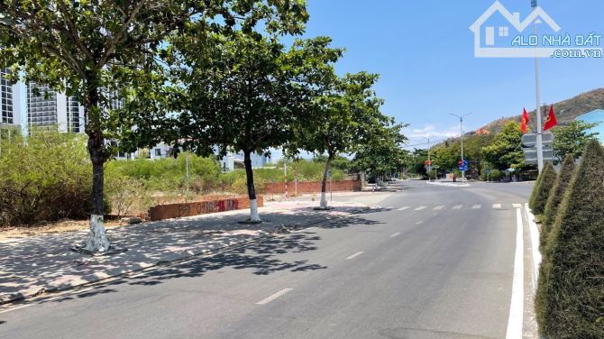 Bán đất biệt thự lô 201 đường Phạm Văn Đồng, phường Vĩnh Hoà, Nha Trang  265,4m2  65trđ/m2 - 3