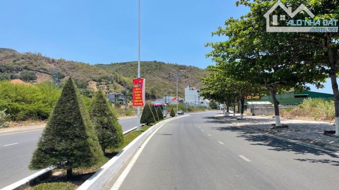 Bán đất biệt thự lô 201 đường Phạm Văn Đồng, phường Vĩnh Hoà, Nha Trang  265,4m2  65trđ/m2 - 4