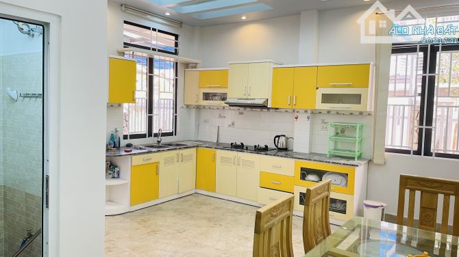 Bán Villa 3 Mặt tiền đường, có gara đậu oto trong sân cách Hồ Xuân Hương 1km - 6