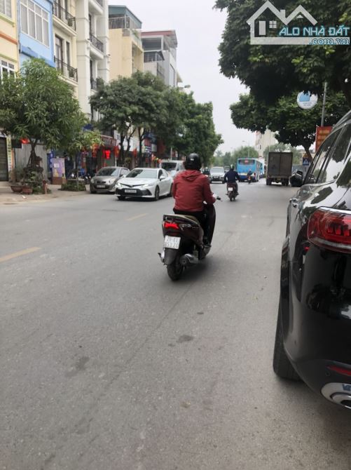 Bán đất Thạch Bàn, Ô Tô tránh, Vỉa Hè, 75 m2, MT 4.5 m, nhĩnh 10 tỷ. - 2