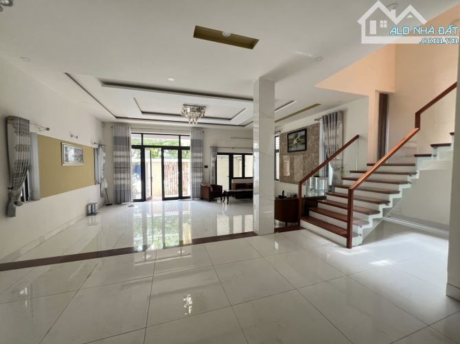 Cho thuê nhà đẹp 2,5 tầng 4PN khép kín đường Nguyễn Hiến Lê, Hòa Xuân