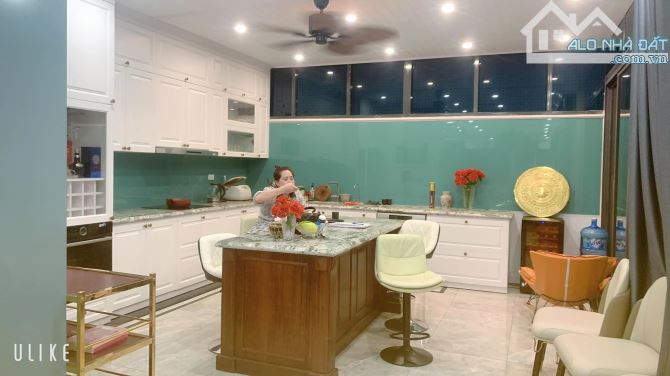 Cho thuê nhà Lạc long quân đối diện Lotee vườn đào 70m2x4T, Full nội thật sạch đẹp - 1