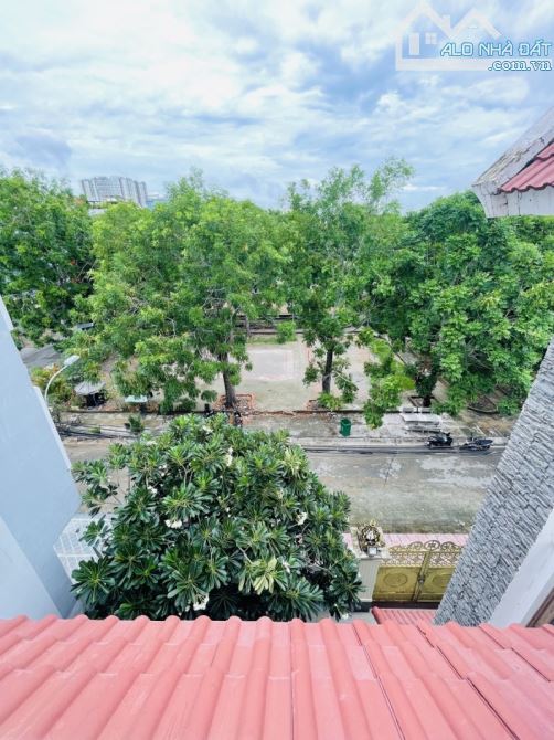 Bán Biệt Thự view Công Viên - NGANG 13.5M - ĐƯỜNG NHỰA TO VỈA HÈ 4M - GIÁ - 3