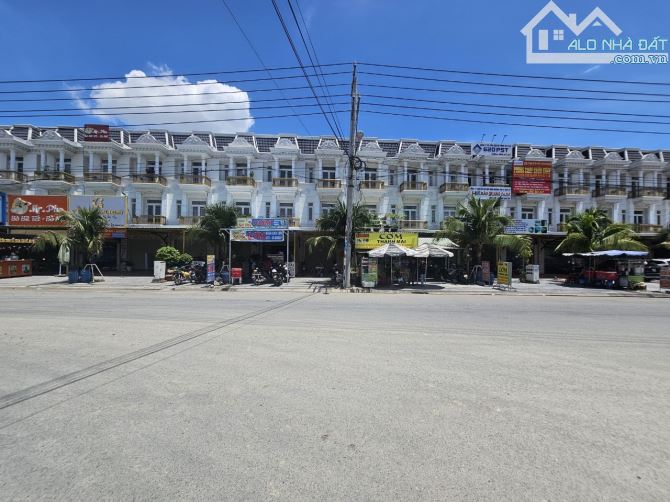 Nhà mặt tiền kinh doanh gần trung tâm y tế Dĩ An, shophouse 1221 Dĩ An