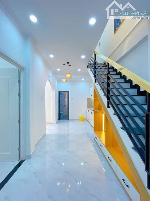 Chính chủ cần bán gấp để về quê sống  nhà Đ.Bến Văn Đồn,P5,Q4,72m2,2tỷ550,SHR - 2