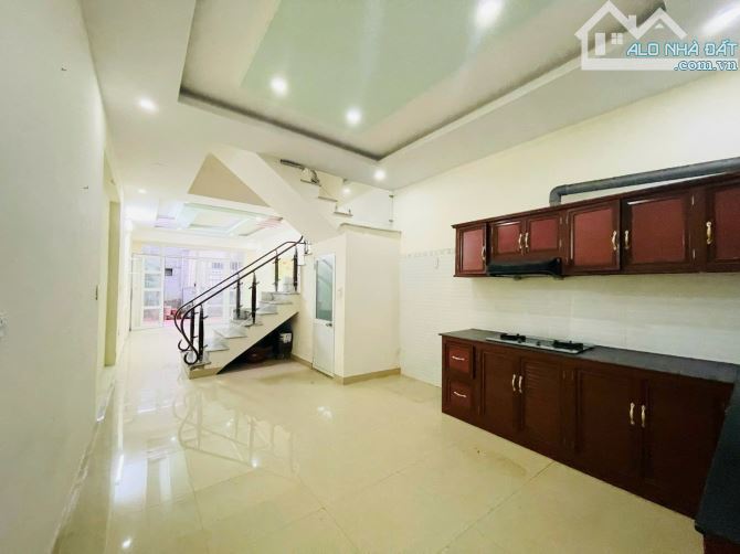 Bán nhà 3 tầng ngõ Đông Khê, 55m2, giá 2,3 tỷ - 4