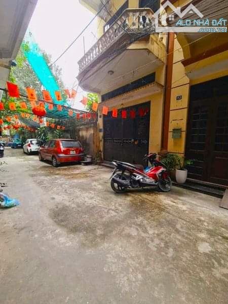 Tôi bán nhà đang ở 4 tầng căn góc, oto qua ngõ sau viện 103