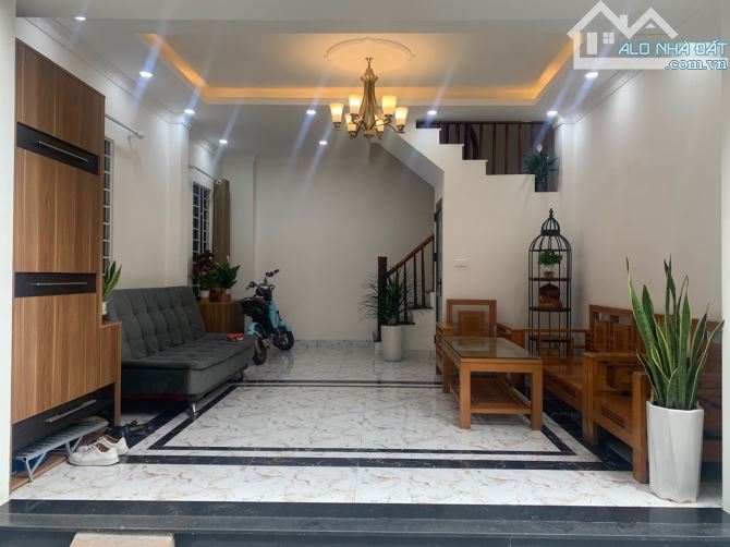 Cho thuê nhà riêng 5 tầng Nguyễn Văn Linh, Thạch Bàn, Long Biên. 30m. Giá: 13 triệu/tháng