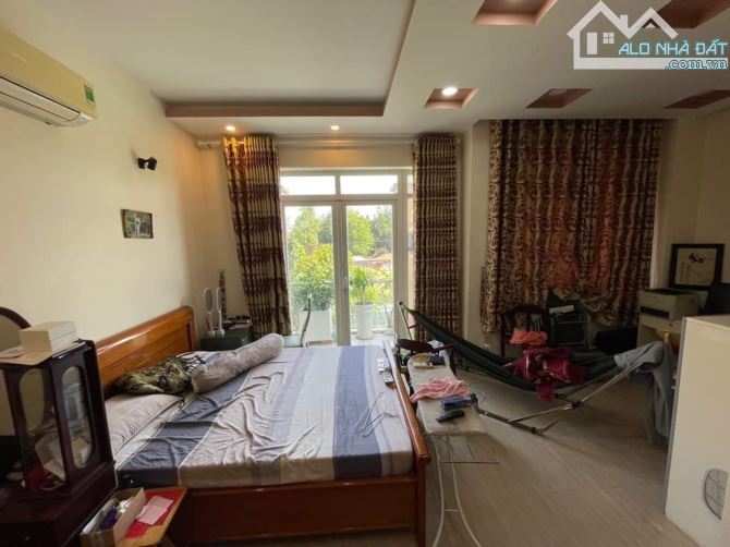 Phước Kiển, nhà 3 tầng 162m2 ngang 6×27 mặt tiền đường 12m xe hơi đậu trong nhà chỉ 10 tỷ - 1