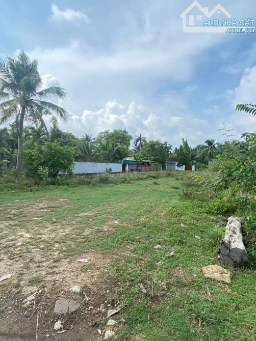 Bán gấp đất vườn gần UBND Long Phước , v in home,839m2 , vuông vắn , SHR