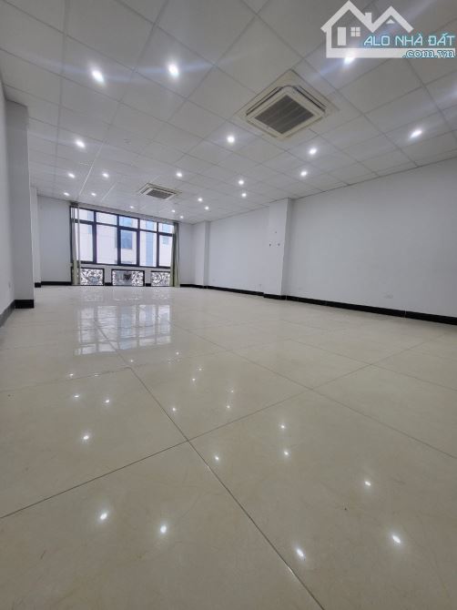 Cho thuê nhà phân lô tại Trung Kính Lớn. DT: 100m2 * 5 tầng. MT: 5m. Giá: 31 triệu/tháng