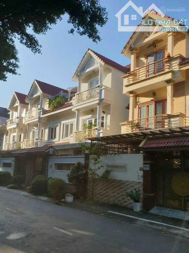 Biệt thự đường Phan Văn Trị, DT 192m2, 4 tầng, ngang 13m, dài 16m, lô góc 2 MT. Giá bán 35