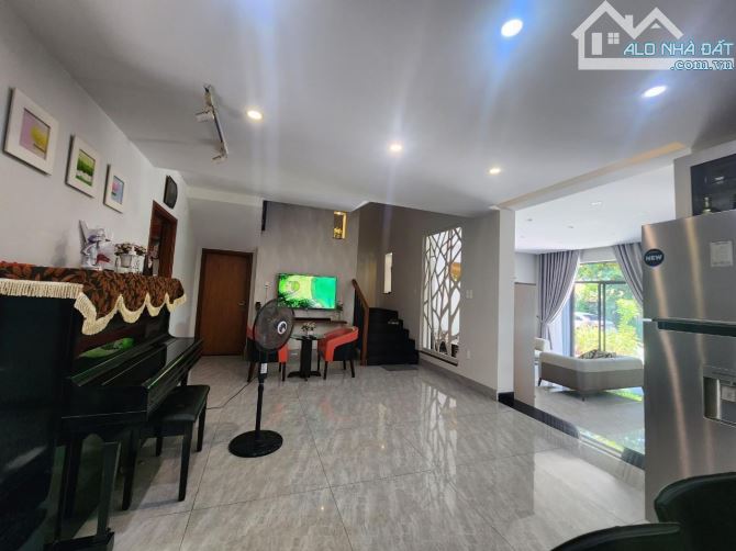 CĂN VILLA 2.5 TẦNG CÁCH BIỂN MỸ KHÊ 500M - SÁT ĐƯỜNG HỒ XUÂN HƯƠNG,NGANG 10M CHỈ 12,X Tỷ - 5