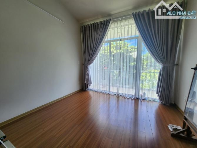 CĂN VILLA 2.5 TẦNG CÁCH BIỂN MỸ KHÊ 500M - SÁT ĐƯỜNG HỒ XUÂN HƯƠNG,NGANG 10M CHỈ 12,X Tỷ - 6