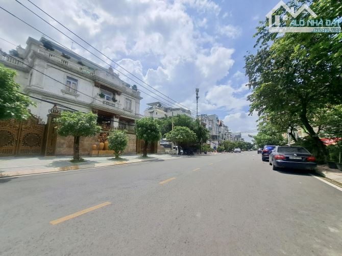Biệt thự 200m2 Bình Thạnh, đường 8m vỉa hè Ven sông, giá chỉ 95tr/m2