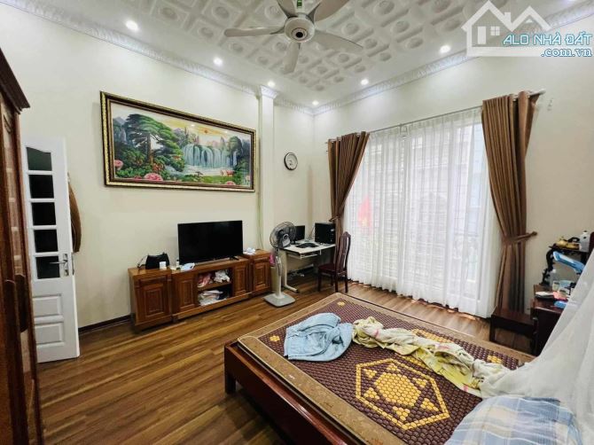 Bán nhà Lạc Long Quân – 200m2 – Mặt tiền 5,6m – 5 Tầng – Ô tô – Kinh doanh tốt – 50 tỷ .