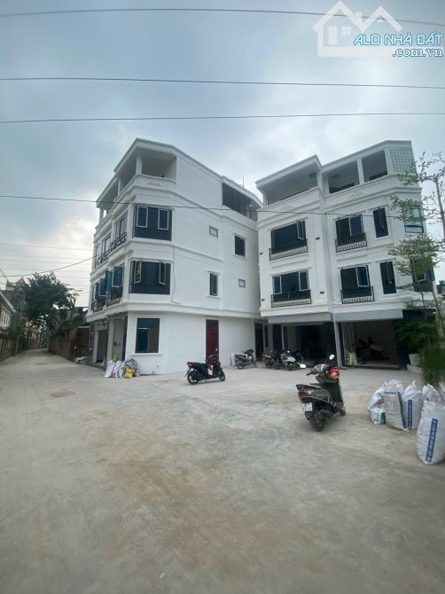 HIẾM. 1 CĂN DUY NHẤT CÁCH CHỢ GIANG CHÍNH 100M, 32M2, 4 TẦNG, SÂN Ô TÔ 200M2. GIÁ 2.35 TỶ