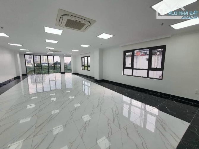 Bán toà VP 9 tầng Hoàng Quốc Việt - 125m2 căn góc có hầm, thông sàn, 2 làn ô tô