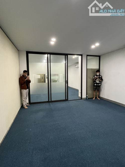 Cho thuê văn phòng Làng Việt Kiều Châu Âu, diện tích 50 m2, đã ngăn 2 phòng, có sẵn NT - 1