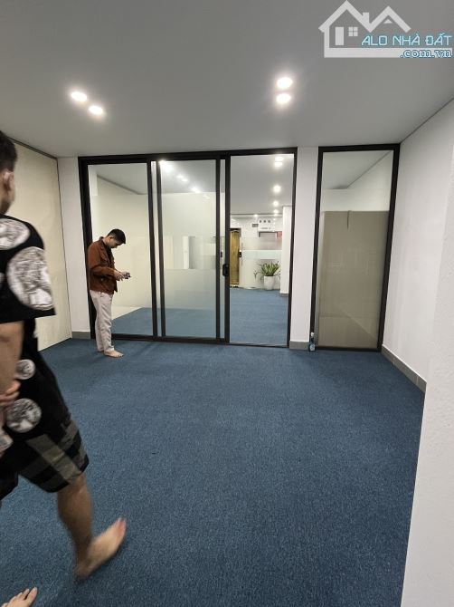 Cho thuê văn phòng Làng Việt Kiều Châu Âu, diện tích 50 m2, đã ngăn 2 phòng, có sẵn NT - 3