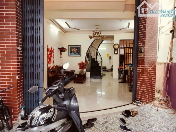 hạ 200 triệu còn 5,3 tỷ - Nhà 3 tầng góc 2 mặt tiền hẻm xe hơi né nhau Lê Hồng Phong