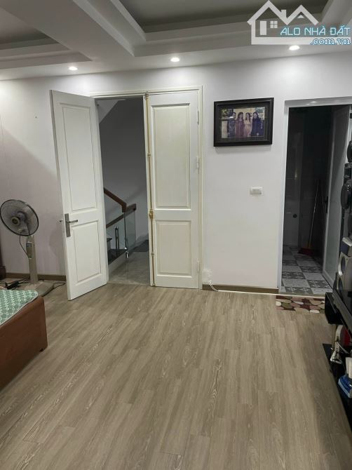 Nhà đẹp, gần ô tô tránh, Thịnh Hào1, Tôn Đức Thắng, Quốc Tử Giám, Đống Đa. 12,3 Tỷ. 45 m2 - 7
