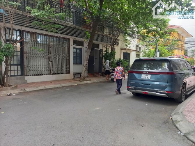 Bán nhà 65m2 Giải Phóng, ngõ ô tô tránh, mặt tiền rộng