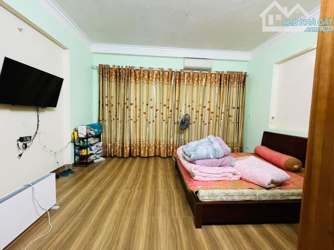 Bán nhà 65m2 Giải Phóng, ngõ ô tô tránh, mặt tiền rộng - 2