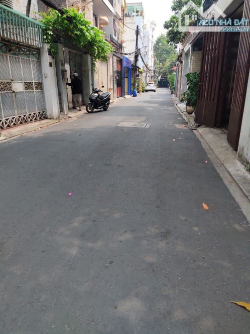 Khuôn đất lớn Quận 1: DT:  12*15m. tiện xây. HXH Nguyễn Trãi. giá 37 tỷ TL. ( 1 đời chủ)
